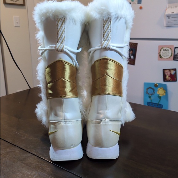 GORGEOUS 2006 NIKE FAUX FUR POM POM WHITE/GOLD BOOTS WOMEN'S SIZE US 9 - Picture 3 of 6